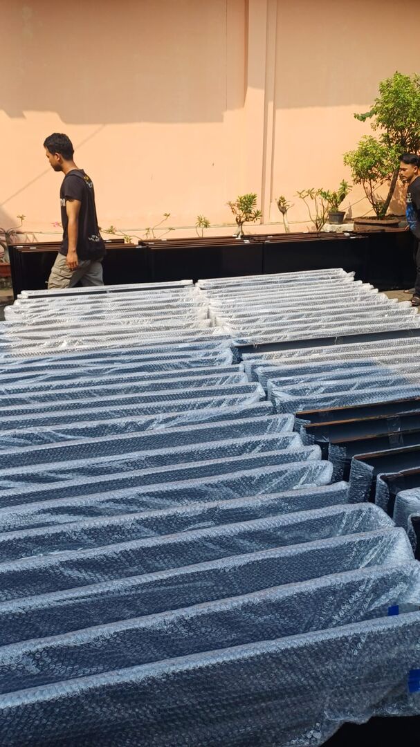 Puluhan TV bekas dibungkus bubble wrap rapi siap dikirim ke pembeli partai besar