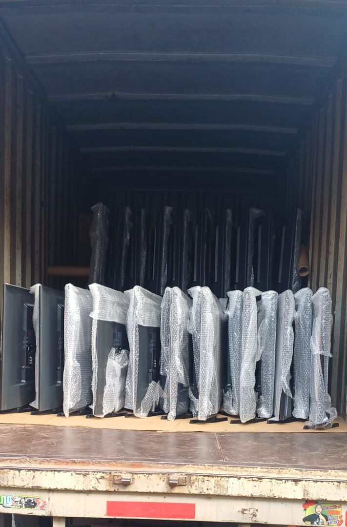TV bekas yang sudah dipacking dimuat ke dalam truk kontainer untuk pengiriman borongan
