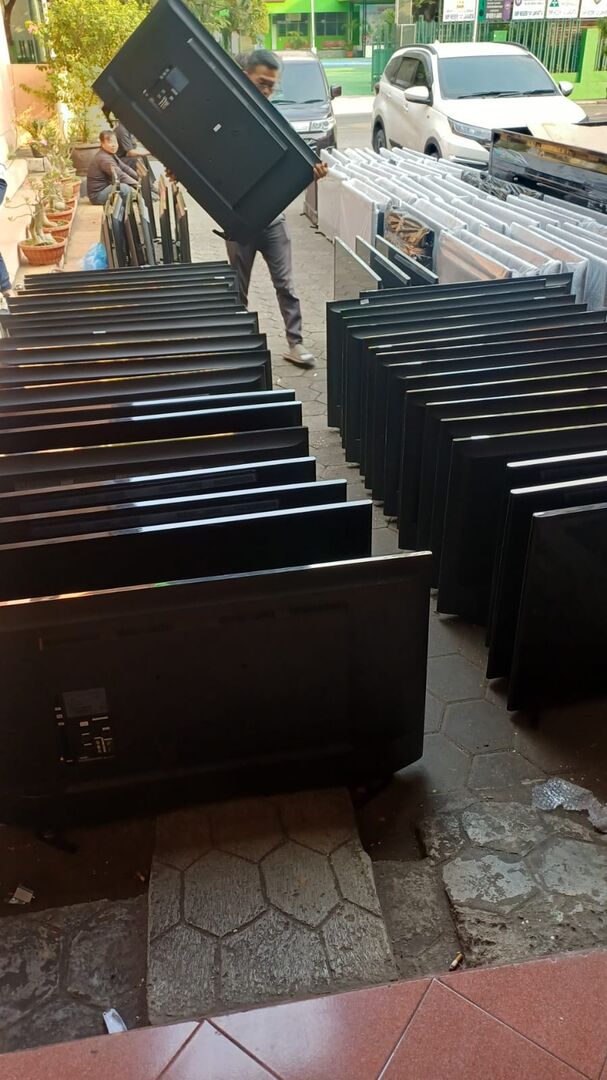 Puluhan TV bekas disortir dan dicek satu per satu di depan toko Win Service sebelum dijual kembali