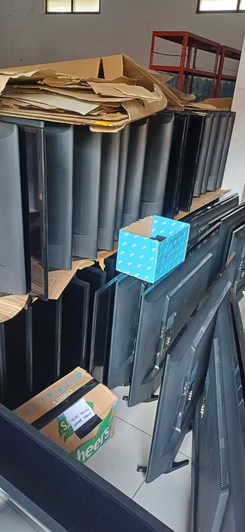 Stok TV LED bekas tersusun banyak di gudang Win Service siap dijual partai besar