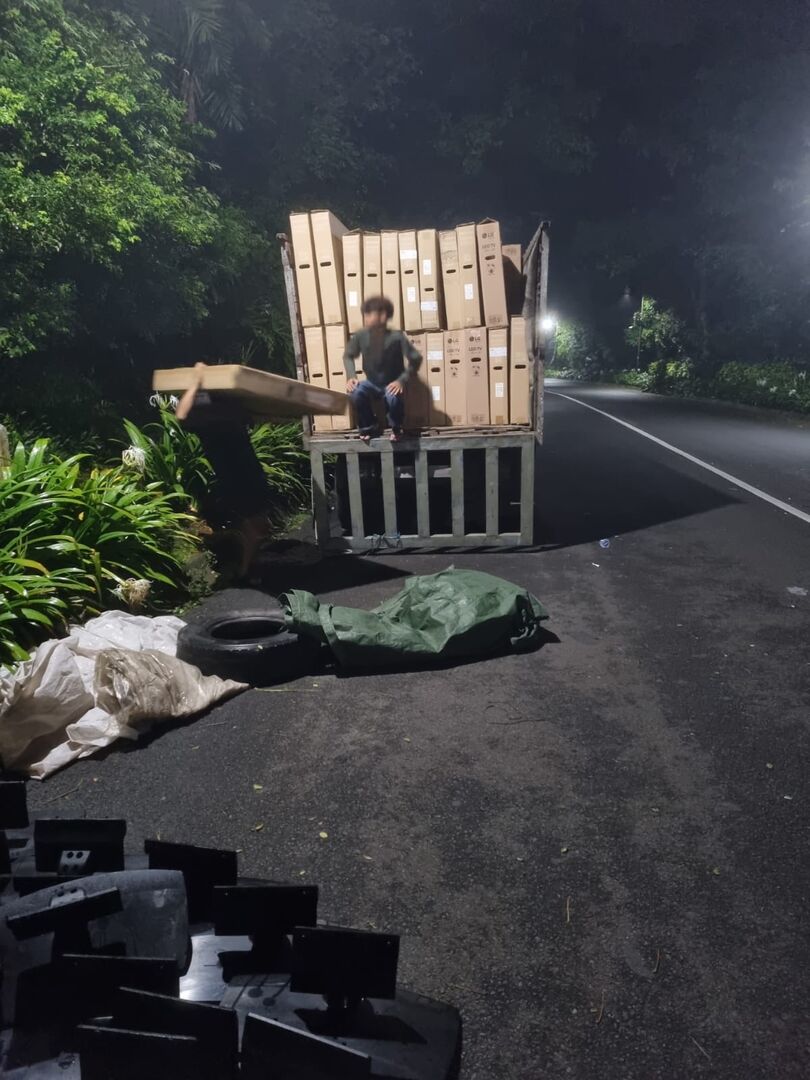 Bongkar muat dus TV dari truk saat pengiriman pesanan ke pembeli luar kota